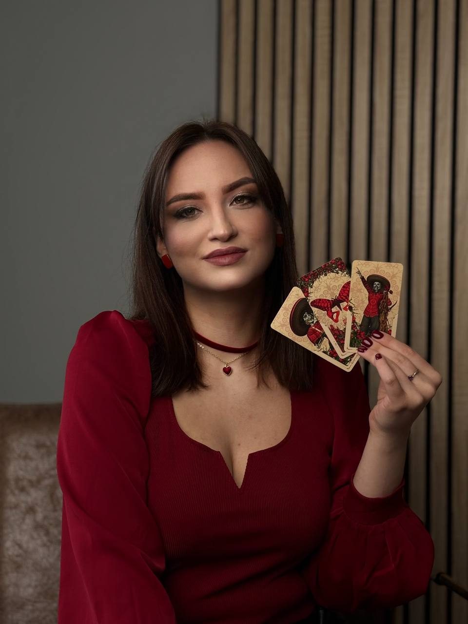 Анна — таролог, портрет с картами